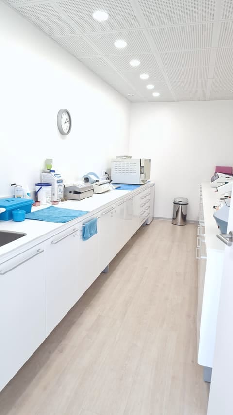 Salle de stérilisation avec plan de travail blanc et autoclave