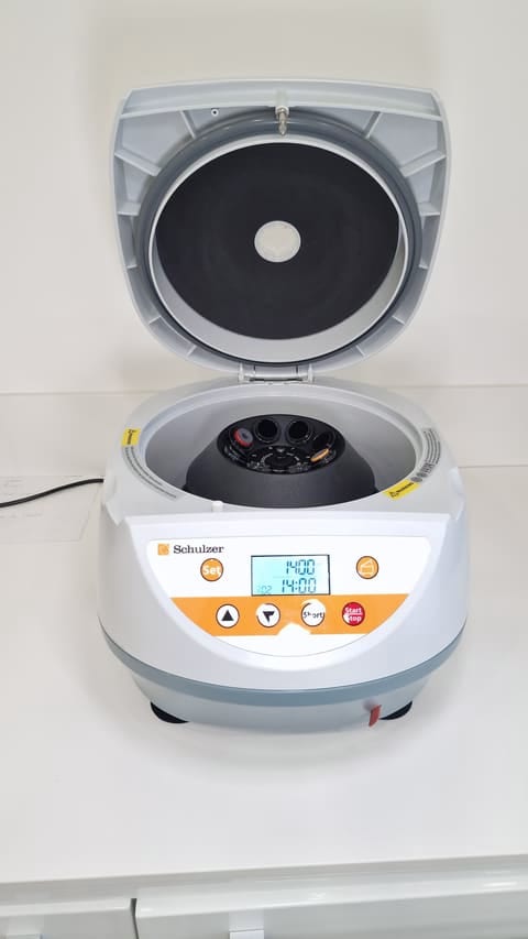 Centrifugeuse de laboratoire, couvercle ouvert
