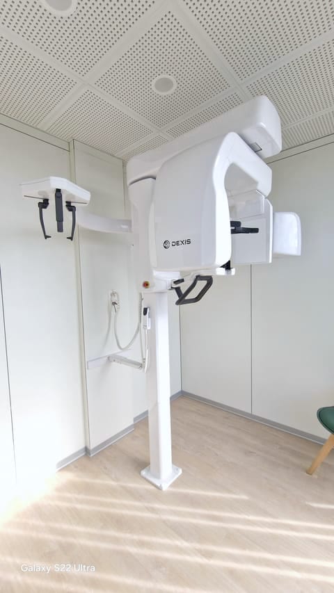 Appareil de radiographie panoramique et 3D DEXIS dans sa salle