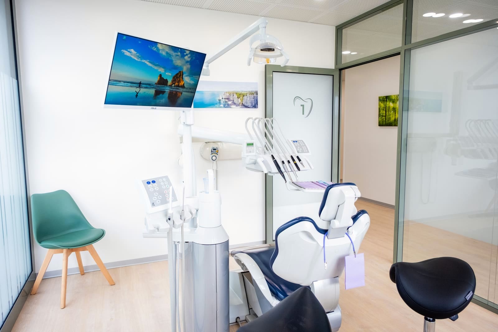 Salle de soins équipée avec écrans au Cabinet Dentaire Côté Gare