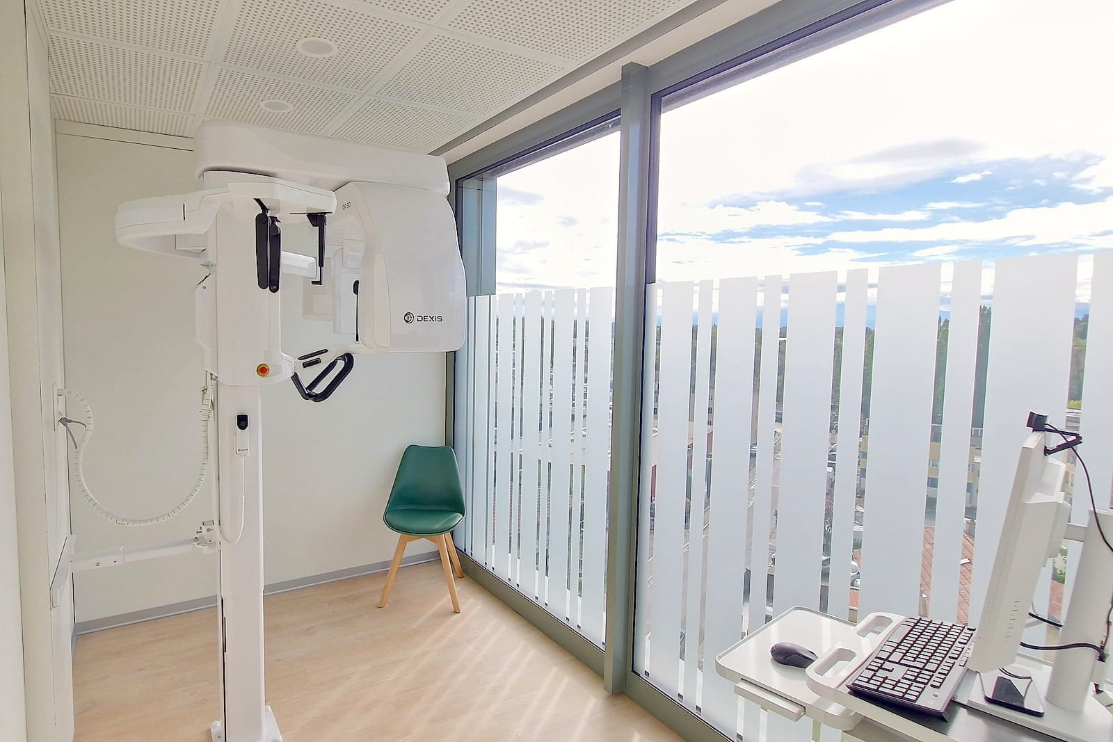 Salle de radiologie avec l'appareil de tomographie 3D du cabinet
